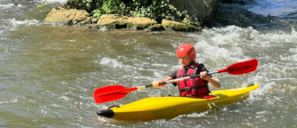 Enfant pratiquant du kayak sur la rivière le Thérain à Montataire 