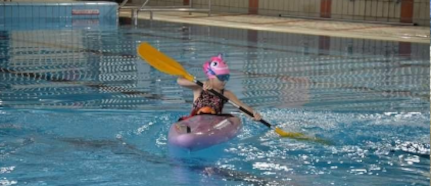 Enfant faisant du kayak à la piscine à Montataire 