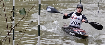 Jeune faisant de la compétition de kayak slalom à Montataire